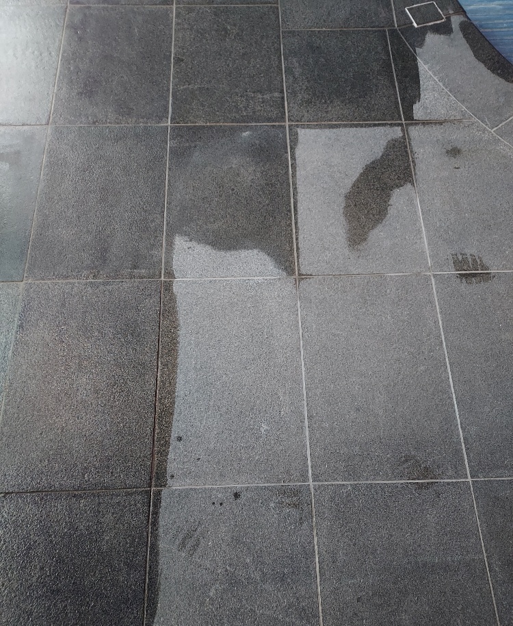 Wetlook impregneer natuursteen basalt zwembad vloer waterafstotend 05